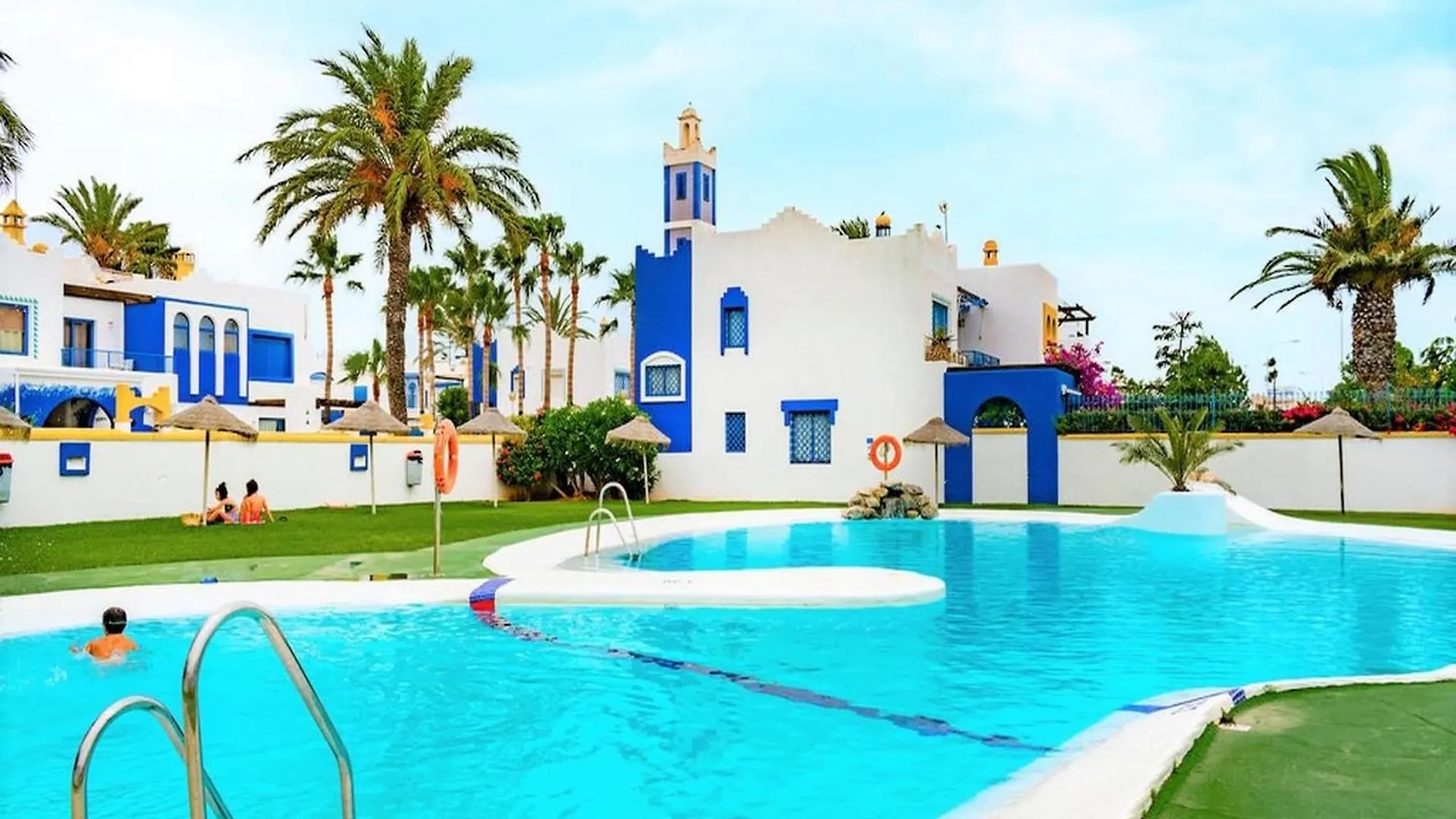 Beautiful Holiday Home In Roquetas De Mar By The Sea