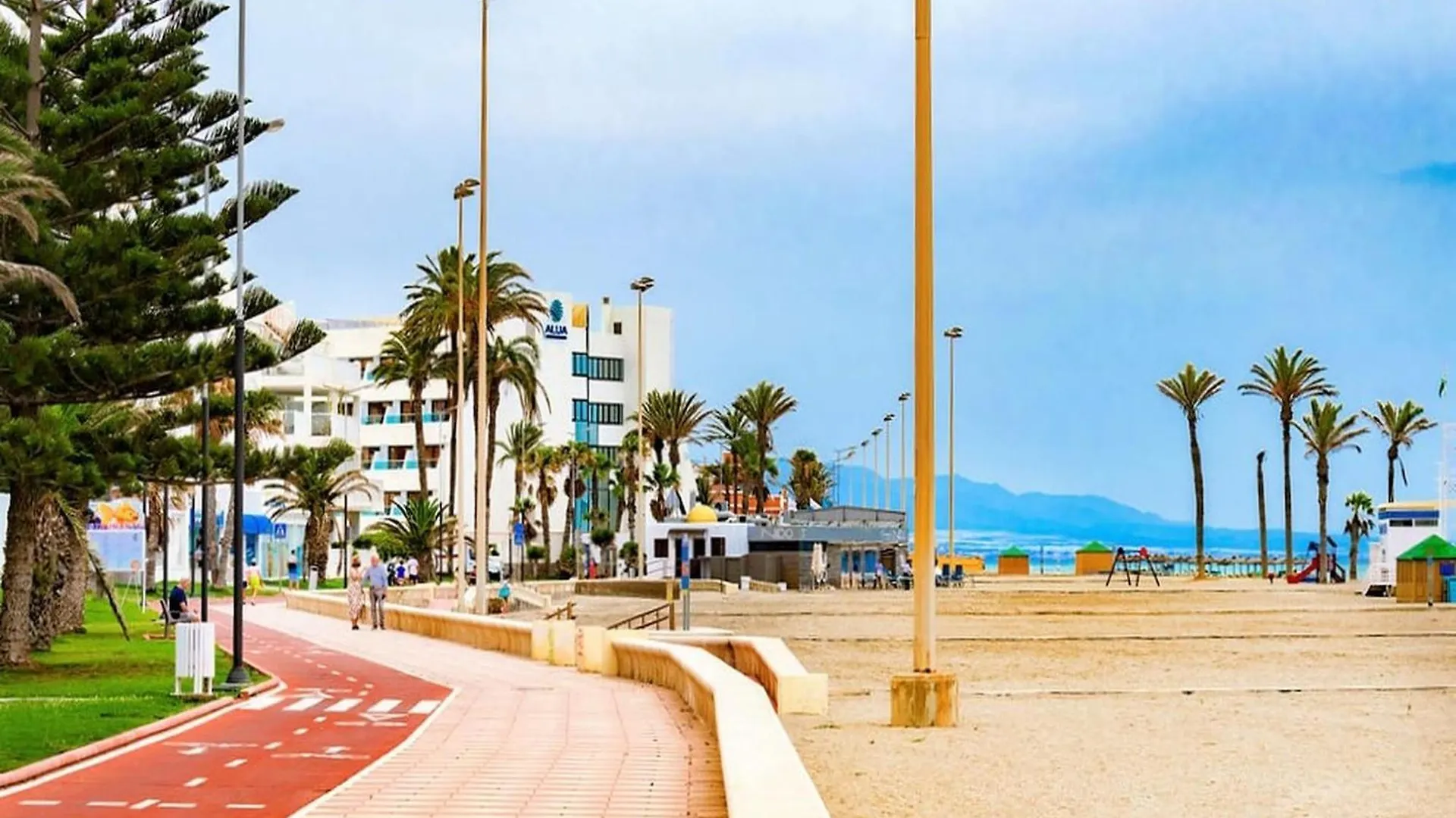 Beautiful Holiday Home In Roquetas De Mar By The Sea