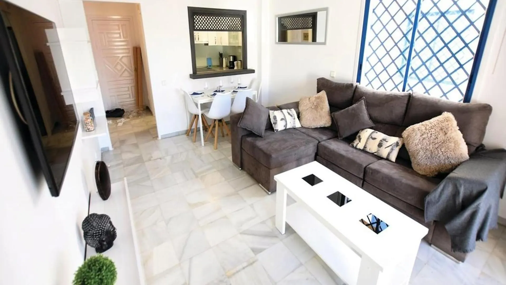 Beautiful Holiday Home In Roquetas De Mar By The Sea