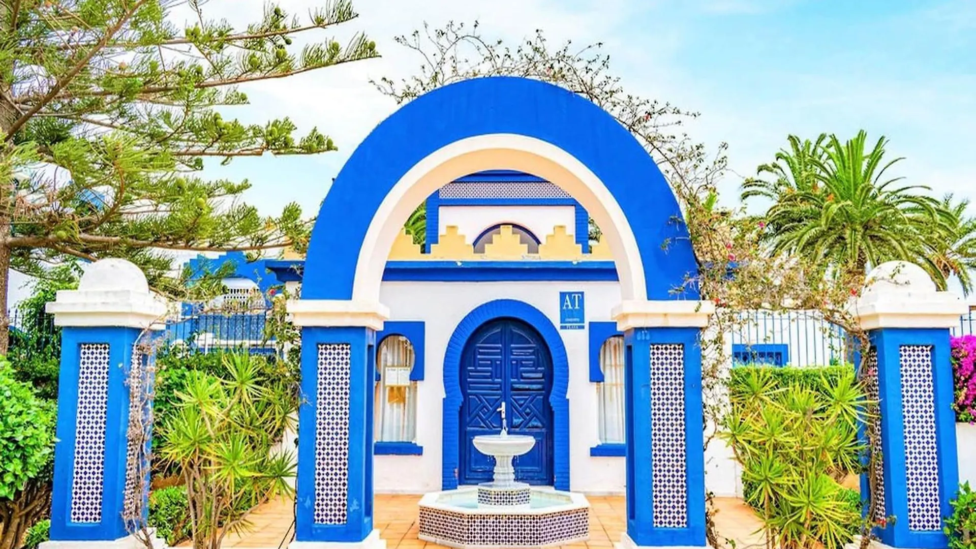 Beautiful Holiday Home In Roquetas De Mar By The Sea