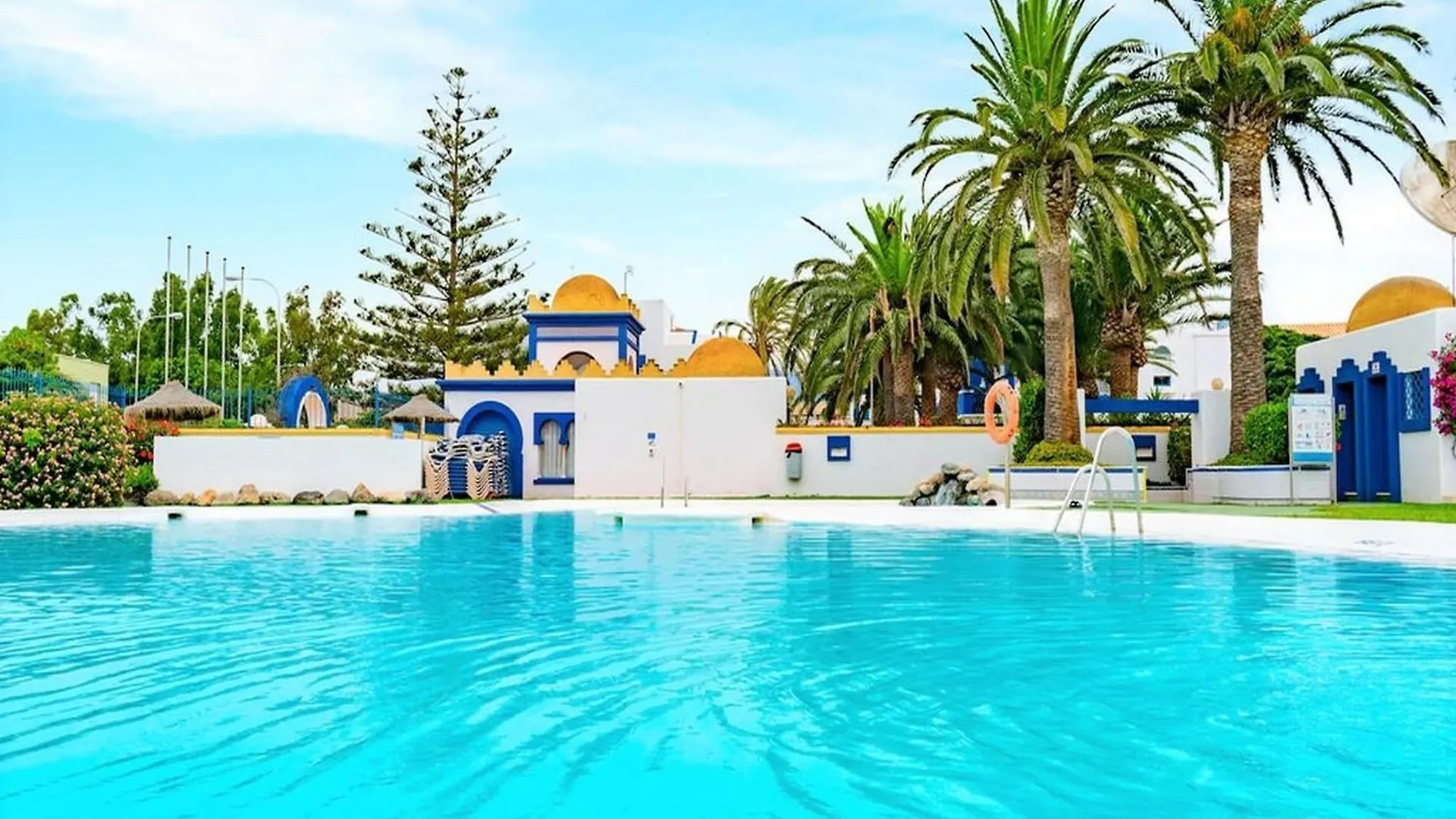 Beautiful Holiday Home In Roquetas De Mar By The Sea