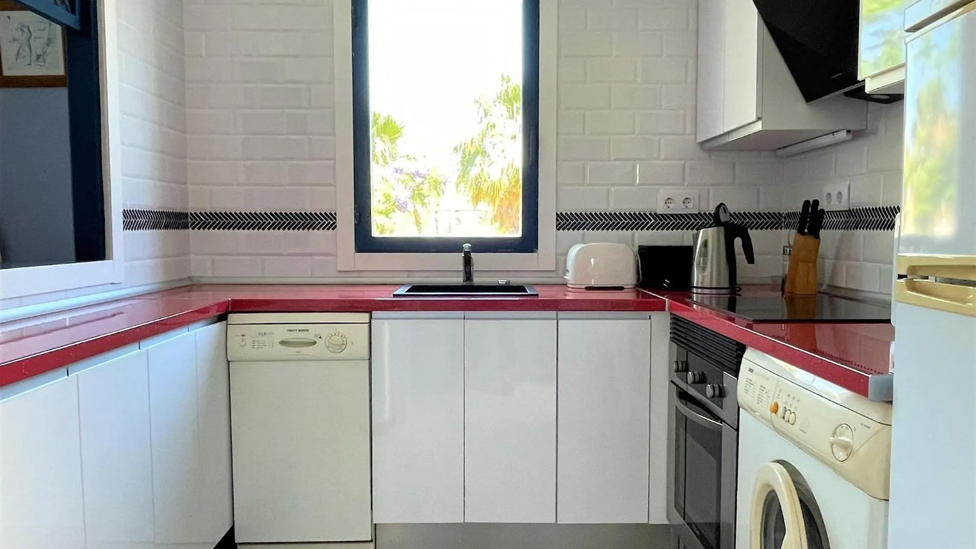 Beautiful Holiday Home In Roquetas De Mar By The Sea