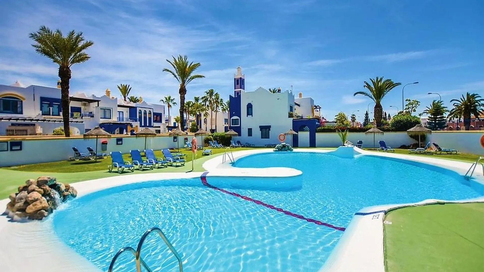 Beautiful Holiday Home In Roquetas De Mar By The Sea
