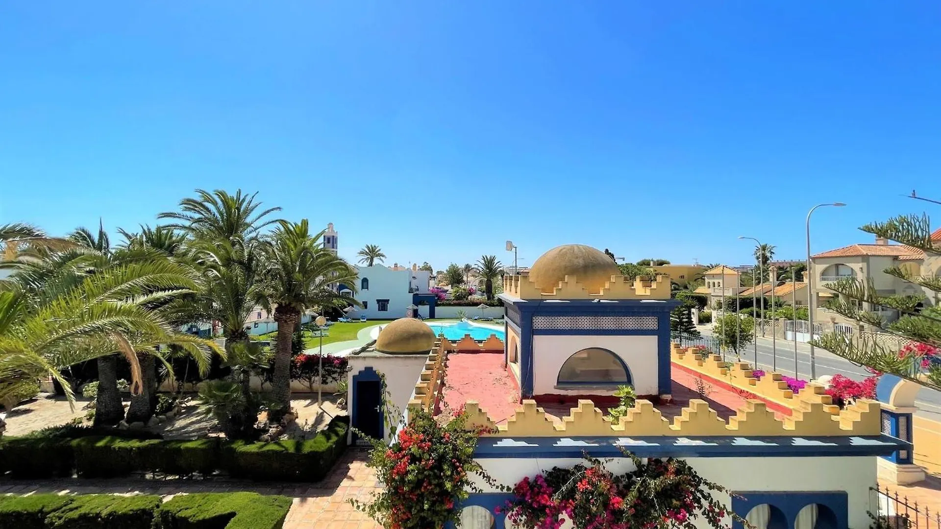 Beautiful Holiday Home In Roquetas De Mar By The Sea