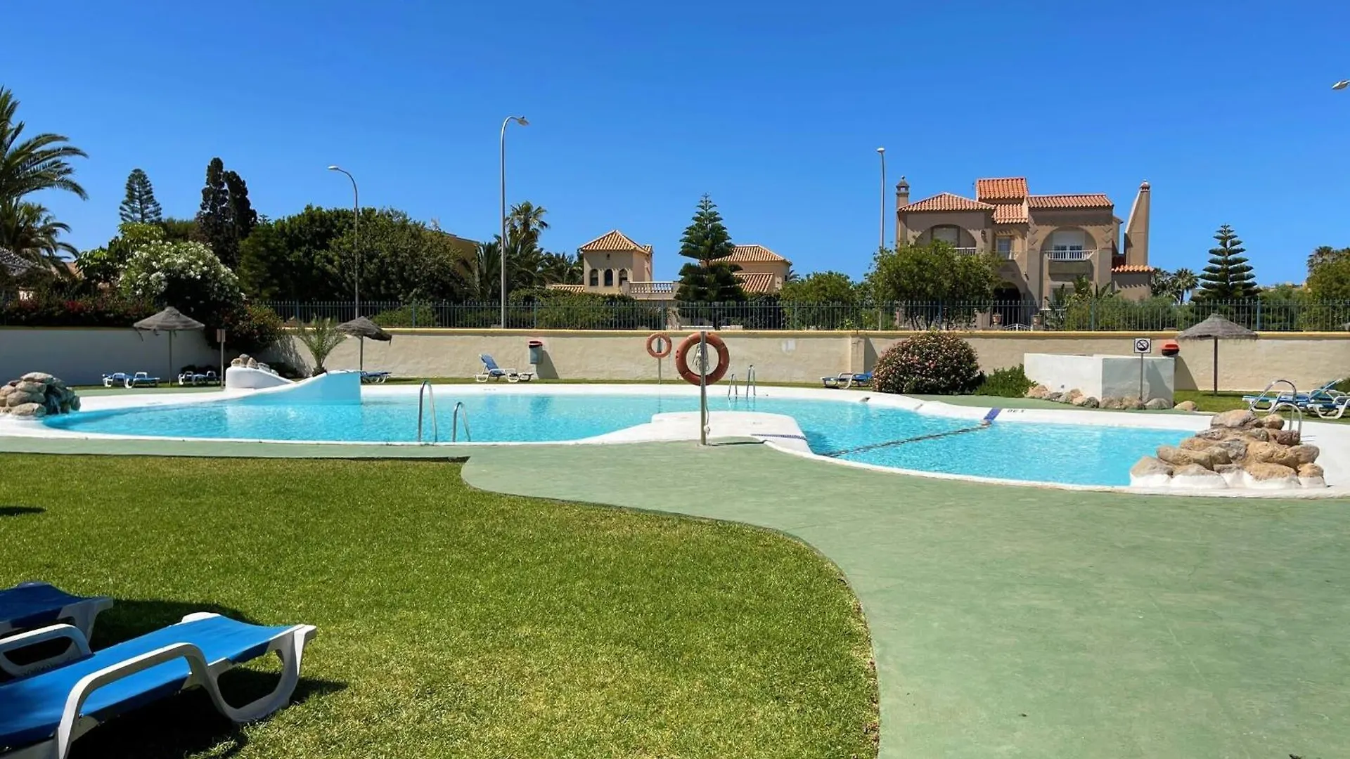 Beautiful Holiday Home In Roquetas De Mar By The Sea