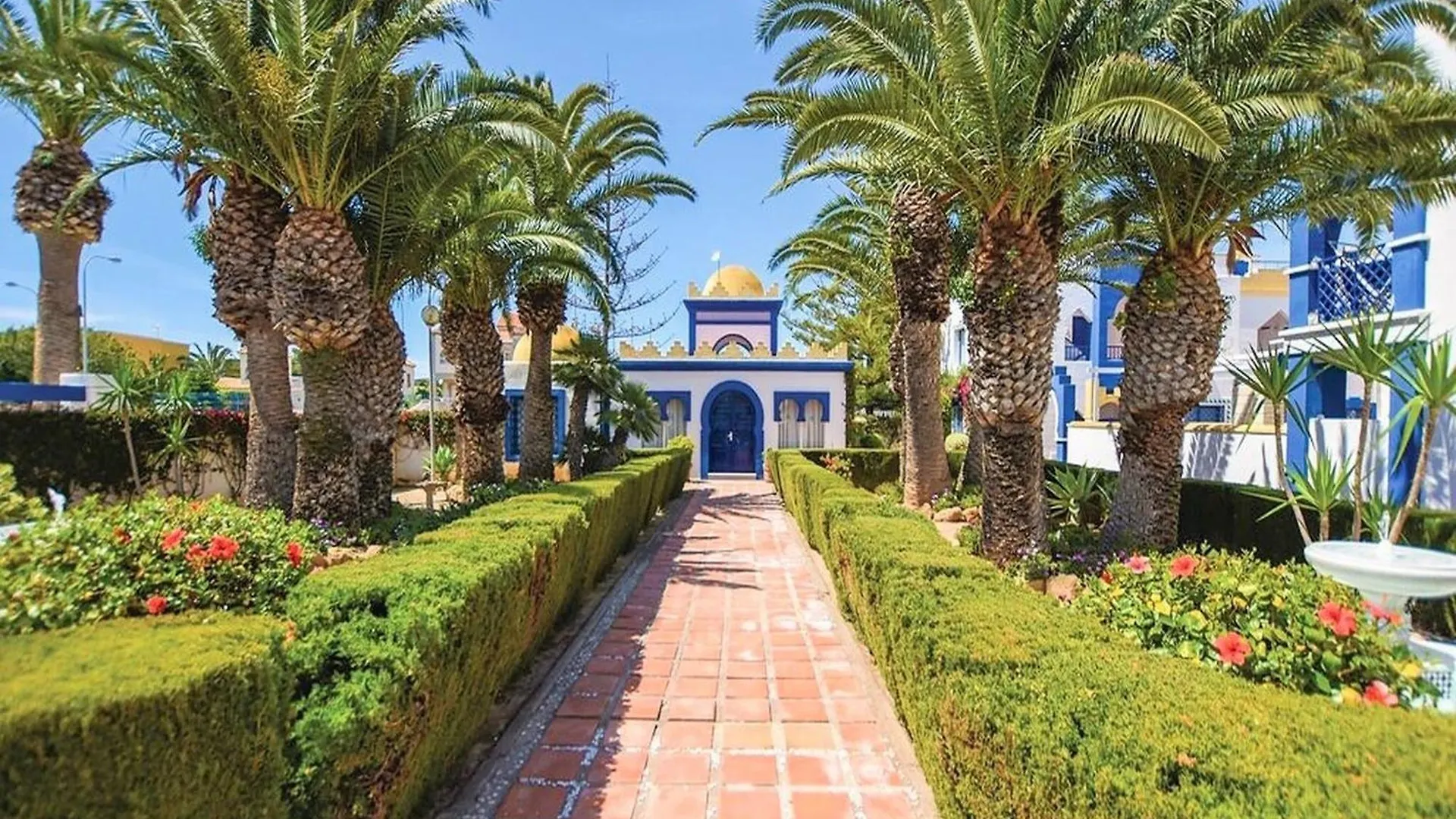 Beautiful Holiday Home In Roquetas De Mar By The Sea