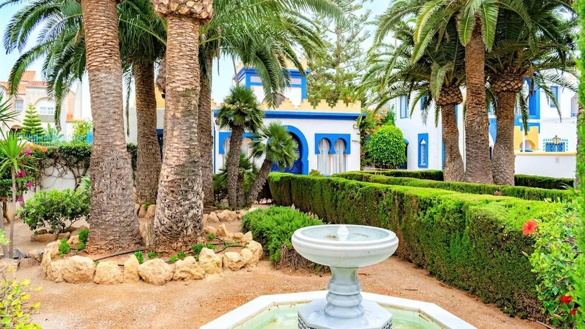 Beautiful Holiday Home In Roquetas De Mar By The Sea